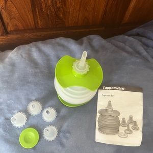 Tupperware Squeeze Decorating Kit, new without tag, never used